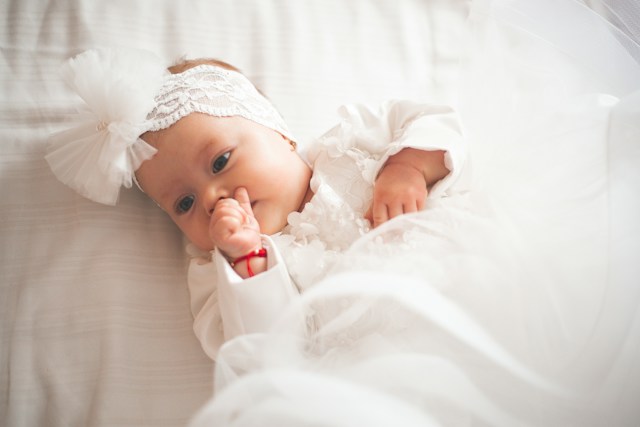 Médaille de baptême pour fille : le guide pour faire le bon choix